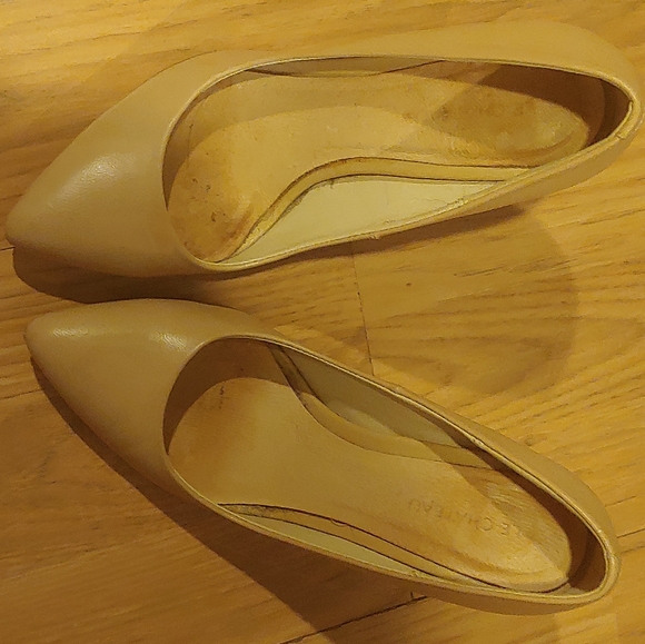 Beige Le Chateau pumps size 6 - Picture 3 of 4